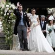 Pippa Middleton et son mari James Matthews, suivis par le père du marié, David Matthews, lors de leur mariage en l'église St Mark à Englefield dans le Berkshire le 20 mai 2017.