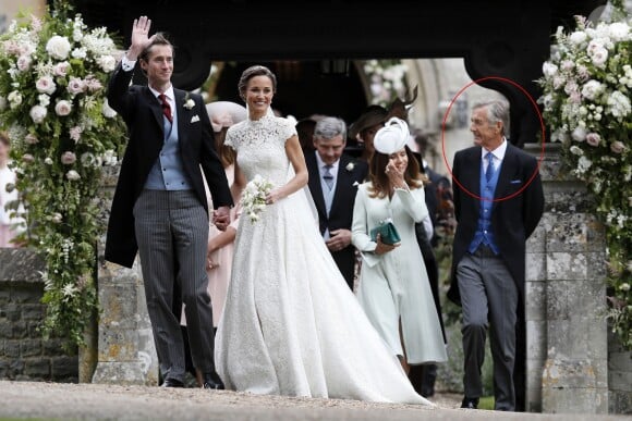 Pippa Middleton et son mari James Matthews, suivis par le père du marié, David Matthews, lors de leur mariage en l'église St Mark à Englefield dans le Berkshire le 20 mai 2017.
