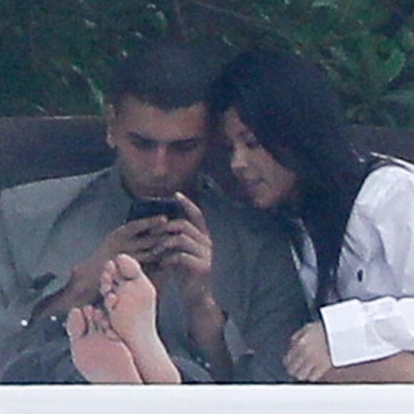Exclusif - Kourtney Kardashian et son compagnon Younes Bendjima se relaxent au bord de la piscine de leur hôtel à Puerto Vallarta au Mexique, le 23 janvier 2018  For germany call for price Exclusive - Kourtney Kardashian and boyfriend Younes Bendjima flaunt PDA at the beach while vacationing in Puerto Vallarta! They're staying at the eco-friendly resort in a luxury casa. 23rd january 201823/01/2018 - Puerto Vallart