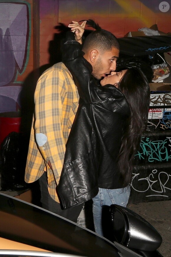 Exclusif - Kourtney Kardashian embrasse passionnément son compagnon Younes Bendjima à la sortie d'un concert à Los Angeles, le 2 novembre 2017  Exclusive - Kourtney Kardashian shares a passionate kiss with her model boyfriend Younes Bendjima at the Daniel Caesar concert. Kourtney appears completely present in the moment with her arms wrapped tightly around her beau while Younes kept his hands at his sides and eyes wide open, seemingly distracted during the smooch. 2nd november 201702/11/2017 - Los Angeles