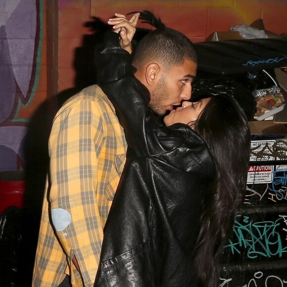 Exclusif - Kourtney Kardashian embrasse passionnément son compagnon Younes Bendjima à la sortie d'un concert à Los Angeles, le 2 novembre 2017  Exclusive - Kourtney Kardashian shares a passionate kiss with her model boyfriend Younes Bendjima at the Daniel Caesar concert. Kourtney appears completely present in the moment with her arms wrapped tightly around her beau while Younes kept his hands at his sides and eyes wide open, seemingly distracted during the smooch. 2nd november 201702/11/2017 - Los Angeles