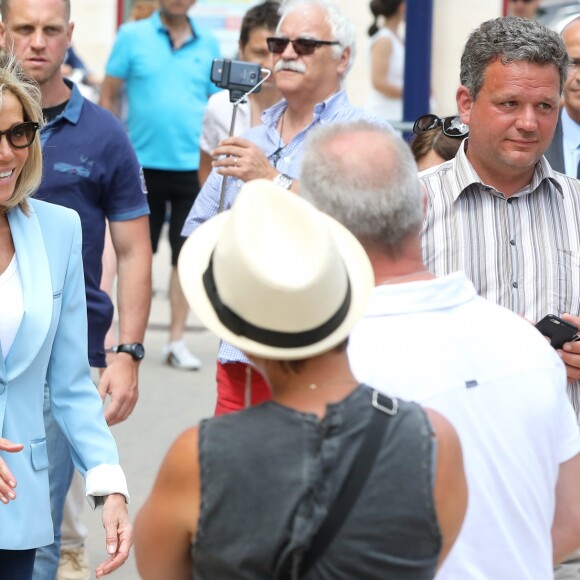 La première dame Brigitte Macron (Trogneux) et sa fille Tiphaine Auzière vont voter à la mairie du Touquet pour le second tour des législatives, au Touquet le 18 juin 2017. © Sébastien Valiela-Dominique Jacovides/Bestimage