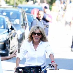 La première dame Brigitte Macron (Trogneux) part en vélo à la plage avec sa fille Tiphaine Auzière, son compagnon Antoine et leurs enfants Elise et Aurèle au Touquet, le 17 juin 2017 © Dominique Jacovides/Sébastien Valiela/Bestimage