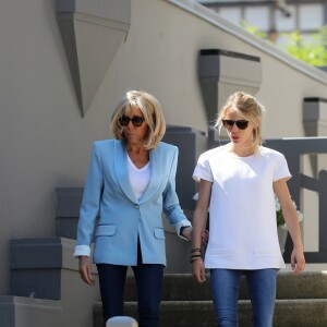 La première dame Brigitte Macron (Trogneux) et sa fille Tiphaine Auzière vont voter à la mairie du Touquet pour le second tour des législatives, au Touquet le 18 juin 2017. © Sébastien Valiela-Dominique Jacovides/Bestimage