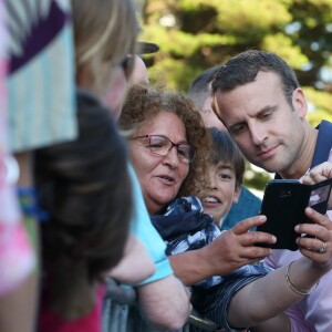 Le président de la République française Emmanuel Macron et sa femme, la première dame Brigitte (Trogneux) vont faire une balade à vélo au Touquet, France, le 17 juin 2017. © Sébastien Valiela-Dominique Jacovides/Bestimage