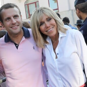 Le président de la République française Emmanuel Macron et sa femme, la première dame Brigitte (Trogneux) vont faire une balade à vélo au Touquet, France, le 17 juin 2017. © Sébastien Valiela-Dominique Jacovides/Bestimage