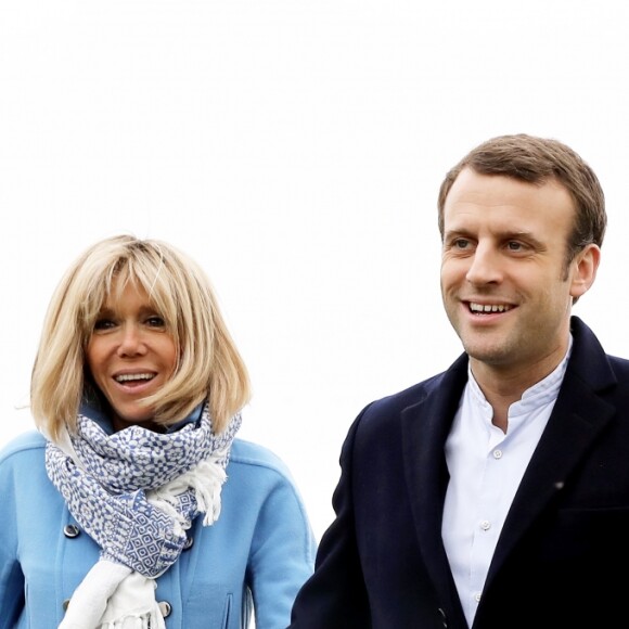 Emmanuel Macron (candidat à l'élection présidentielle du mouvement "En Marche !") et sa femme Brigitte Macron (Trogneux) se promènent au Touquet la veille du premier tour des élections présidentielles le 22 avril 2017. © Dominique Jacovides - Sébastien Valiela/Bestimage