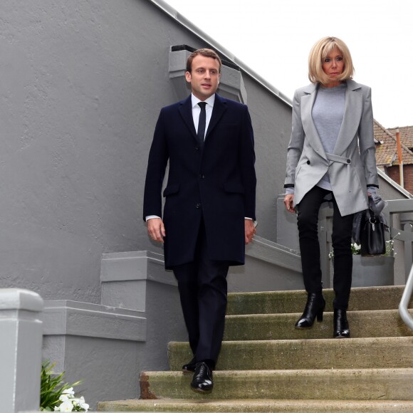 Emmanuel Macron, candidat à l'élection présidentielle pour son mouvement "En Marche!" quitte son domicile et va voter à la mairie du Touquet en compagnie de sa femme Brigitte Macron (Trogneux) pour le premier tour des élections présidentielles le 23 avril 2017. © Dominique Jacovides - Sébastien Valiela / Bestimage