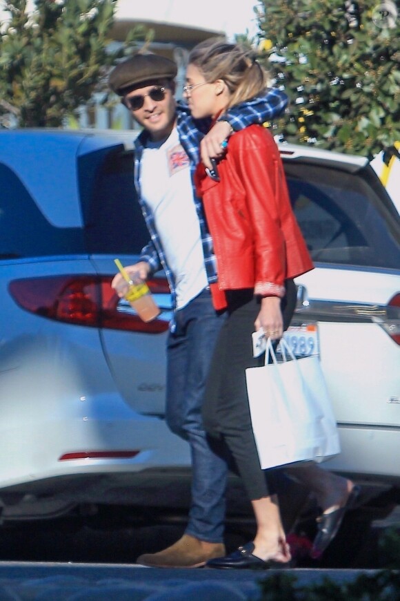 Exclusif - Ed Westwick et sa compagne Jessica Serfaty déjeunent à Los Angeles, le 20 janvier 2018.