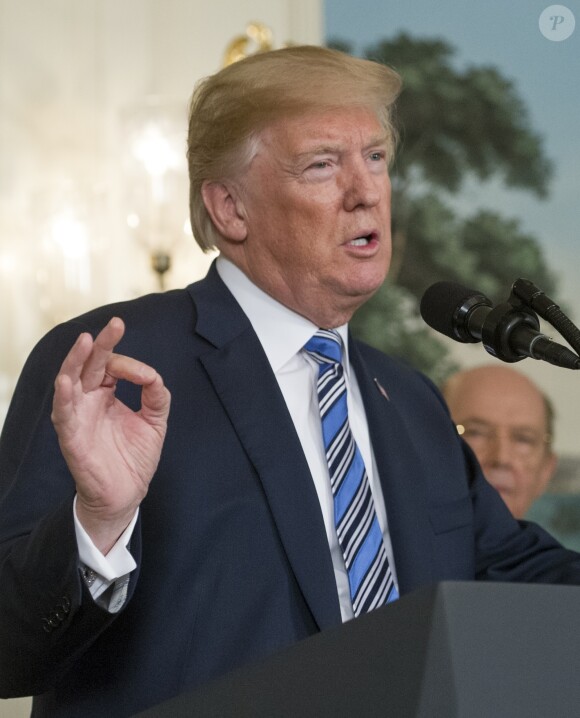 Le président américain Donald Trump lors de la signature du projet de loi de dépenses de 1,3 billion de dollars à la Maison Blanche à Washington. Le 23 mars 2018