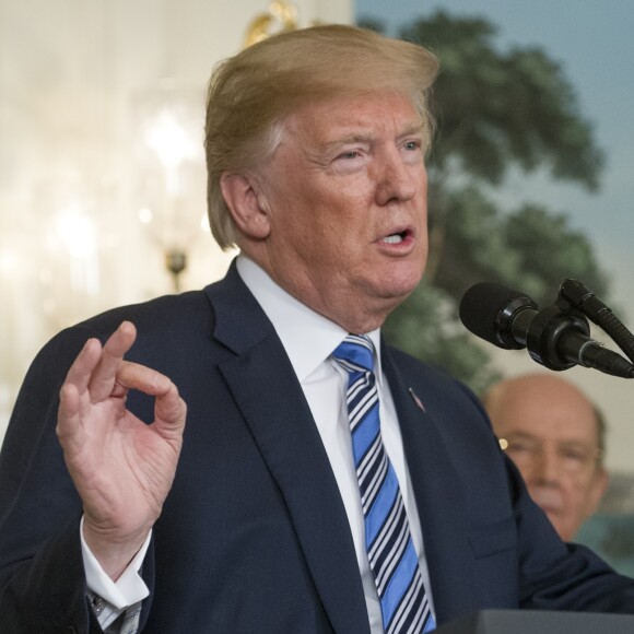 Le président américain Donald Trump lors de la signature du projet de loi de dépenses de 1,3 billion de dollars à la Maison Blanche à Washington. Le 23 mars 2018
