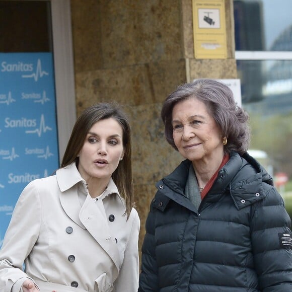 La reine Letizia et la reine Sofia d'Espagne à l'entrée de l'hôpital La Moraleja dans le nord de Madrid le 7 avril 2018, attendant que le roi Felipe VI ait fini de parler à la presse, lors de leur visite au roi Juan Carlos Ier, hospitalisé pour le remplacement de la prothèse de son genou droit.