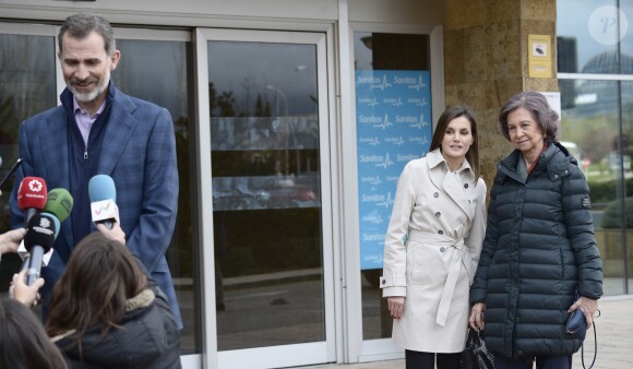 La reine Letizia et la reine Sofia d'Espagne à l'entrée de l'hôpital La Moraleja dans le nord de Madrid le 7 avril 2018, attendant que le roi Felipe VI ait fini de parler à la presse, lors de leur visite au roi Juan Carlos Ier, hospitalisé pour le remplacement de la prothèse de son genou droit.