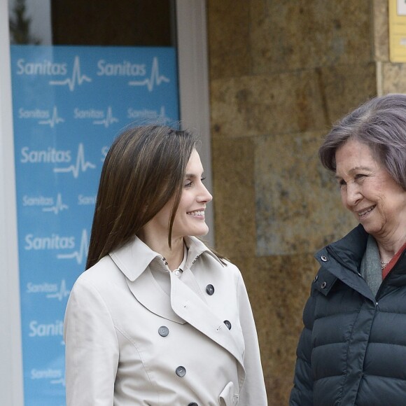 La reine Letizia et la reine Sofia d'Espagne devant l'hôpital La Moraleja dans le nord de Madrid le 7 avril 2018 lors de leur visite au roi Juan Carlos Ier, hospitalisé pour le remplacement de la prothèse de son genou droit.