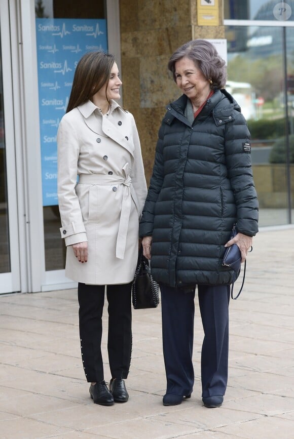 La reine Letizia et la reine Sofia d'Espagne devant l'hôpital La Moraleja dans le nord de Madrid le 7 avril 2018 lors de leur visite au roi Juan Carlos Ier, hospitalisé pour le remplacement de la prothèse de son genou droit.