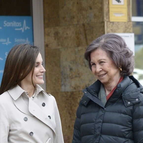 La reine Letizia et la reine Sofia d'Espagne devant l'hôpital La Moraleja dans le nord de Madrid le 7 avril 2018 lors de leur visite au roi Juan Carlos Ier, hospitalisé pour le remplacement de la prothèse de son genou droit.