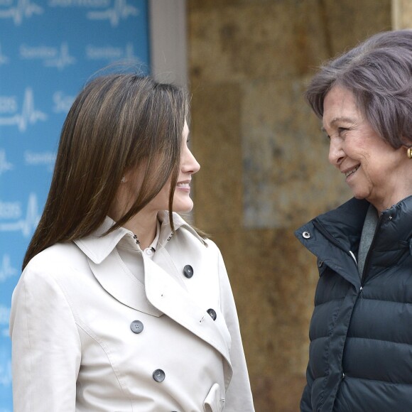 La reine Letizia et la reine Sofia d'Espagne devant l'hôpital La Moraleja dans le nord de Madrid le 7 avril 2018 lors de leur visite au roi Juan Carlos Ier, hospitalisé pour le remplacement de la prothèse de son genou droit.
