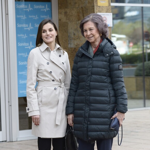 La reine Letizia et la reine Sofia d'Espagne devant l'hôpital La Moraleja dans le nord de Madrid le 7 avril 2018 lors de leur visite au roi Juan Carlos Ier, hospitalisé pour le remplacement de la prothèse de son genou droit.