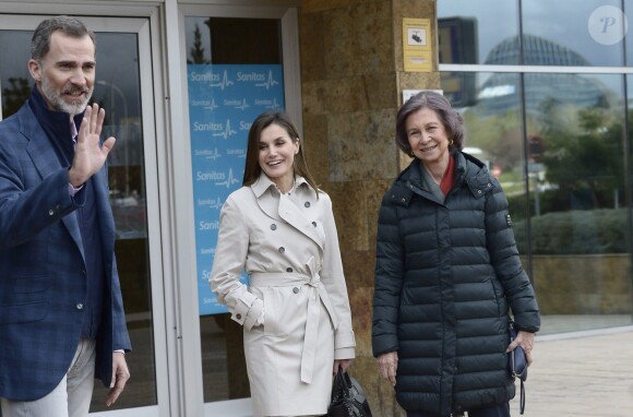 La reine Letizia et la reine Sofia d'Espagne à l'entrée de l'hôpital La Moraleja dans le nord de Madrid le 7 avril 2018, attendant que le roi Felipe VI ait fini de parler à la presse, lors de leur visite au roi Juan Carlos Ier, hospitalisé pour le remplacement de la prothèse de son genou droit.