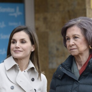 La reine Letizia et la reine Sofia d'Espagne devant l'hôpital La Moraleja dans le nord de Madrid le 7 avril 2018 lors de leur visite au roi Juan Carlos Ier, hospitalisé pour le remplacement de la prothèse de son genou droit.