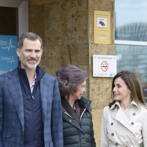 Le roi Felipe VI, la reine Letizia et la reine Sofia d'Espagne devant l'hôpital La Moraleja dans le nord de Madrid le 7 avril 2018 lors de leur visite au roi Juan Carlos Ier, hospitalisé pour le remplacement de la prothèse de son genou droit.