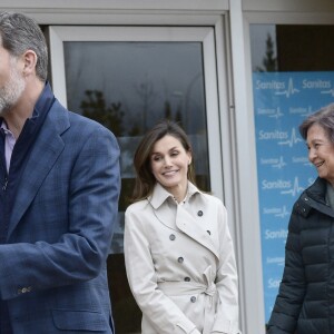 La reine Letizia et la reine Sofia d'Espagne à l'entrée de l'hôpital La Moraleja dans le nord de Madrid le 7 avril 2018, attendant que le roi Felipe VI ait fini de parler à la presse, lors de leur visite au roi Juan Carlos Ier, hospitalisé pour le remplacement de la prothèse de son genou droit.