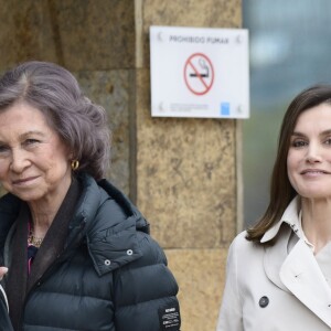 La reine Letizia et la reine Sofia d'Espagne devant l'hôpital La Moraleja dans le nord de Madrid le 7 avril 2018 lors de leur visite au roi Juan Carlos Ier, hospitalisé pour le remplacement de la prothèse de son genou droit.