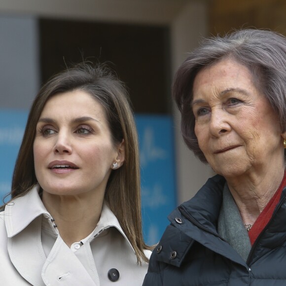 La reine Letizia et la reine Sofia d'Espagne devant l'hôpital La Moraleja dans le nord de Madrid le 7 avril 2018 lors de leur visite au roi Juan Carlos Ier, hospitalisé pour le remplacement de la prothèse de son genou droit.