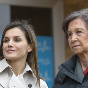 La reine Letizia et la reine Sofia d'Espagne devant l'hôpital La Moraleja dans le nord de Madrid le 7 avril 2018 lors de leur visite au roi Juan Carlos Ier, hospitalisé pour le remplacement de la prothèse de son genou droit.