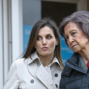 La reine Letizia et la reine Sofia d'Espagne devant l'hôpital La Moraleja dans le nord de Madrid le 7 avril 2018 lors de leur visite au roi Juan Carlos Ier, hospitalisé pour le remplacement de la prothèse de son genou droit.