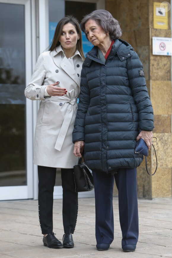 La reine Letizia et la reine Sofia d'Espagne devant l'hôpital La Moraleja dans le nord de Madrid le 7 avril 2018 lors de leur visite au roi Juan Carlos Ier, hospitalisé pour le remplacement de la prothèse de son genou droit.