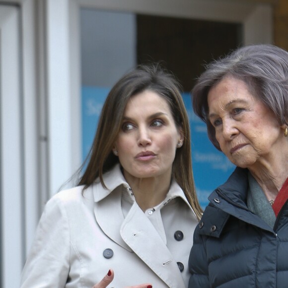 La reine Letizia et la reine Sofia d'Espagne devant l'hôpital La Moraleja dans le nord de Madrid le 7 avril 2018 lors de leur visite au roi Juan Carlos Ier, hospitalisé pour le remplacement de la prothèse de son genou droit.