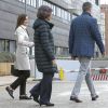 Le roi Felipe VI, la reine Letizia et la reine Sofia d'Espagne devant l'hôpital La Moraleja dans le nord de Madrid le 7 avril 2018 lors de leur visite au roi Juan Carlos Ier, hospitalisé pour le remplacement de la prothèse de son genou droit.