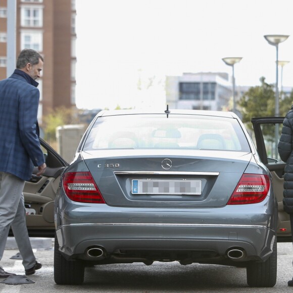 Le roi Felipe VI, la reine Letizia et la reine Sofia d'Espagne devant l'hôpital La Moraleja dans le nord de Madrid le 7 avril 2018 lors de leur visite au roi Juan Carlos Ier, hospitalisé pour le remplacement de la prothèse de son genou droit.