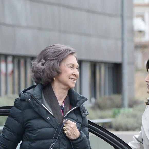 La reine Letizia et la reine Sofia d'Espagne descendan de voiture devant l'hôpital La Moraleja dans le nord de Madrid le 7 avril 2018 lors de leur visite au roi Juan Carlos Ier, hospitalisé pour le remplacement de la prothèse de son genou droit.