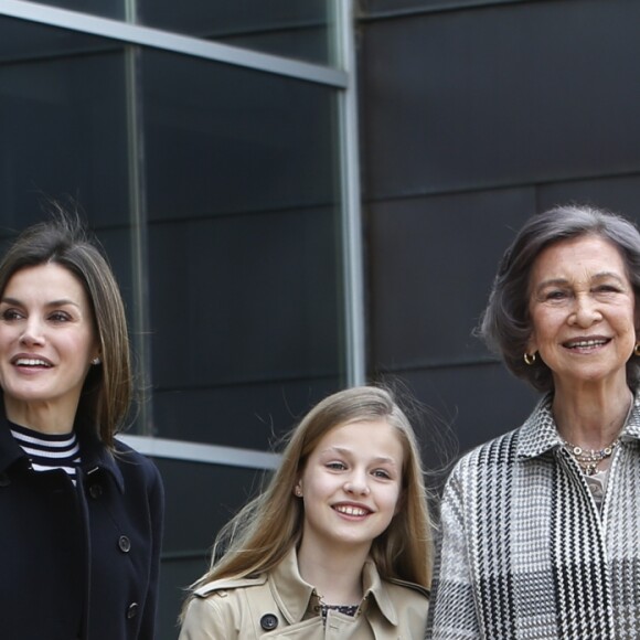 Le roi Felipe VI d'Espagne, la reine Letizia et la reine Sofia, ainsi que la princesse Leonor des Asturies et l'infante Sofia, ont rendu visite au roi Juan Carlos Ier d'Espagne le 8 avril 2018 à l'hôpital La Moraleja dans le nord de Madrid. L'ancien souverain y a été hospitalisé pour le remplacement de la prothèse de son genou droit.