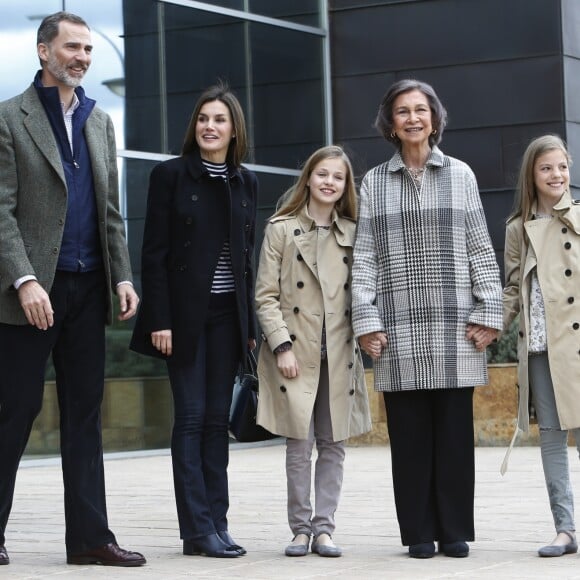 Le roi Felipe VI d'Espagne, la reine Letizia et la reine Sofia, ainsi que la princesse Leonor des Asturies et l'infante Sofia, ont rendu visite au roi Juan Carlos Ier d'Espagne le 8 avril 2018 à l'hôpital La Moraleja dans le nord de Madrid. L'ancien souverain y a été hospitalisé pour le remplacement de la prothèse de son genou droit.