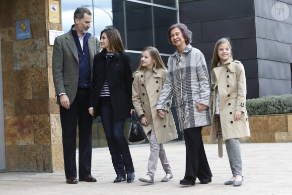 Le roi Felipe VI d'Espagne, la reine Letizia et la reine Sofia, ainsi que la princesse Leonor des Asturies et l'infante Sofia, ont rendu visite au roi Juan Carlos Ier d'Espagne le 8 avril 2018 à l'hôpital La Moraleja dans le nord de Madrid. L'ancien souverain y a été hospitalisé pour le remplacement de la prothèse de son genou droit.