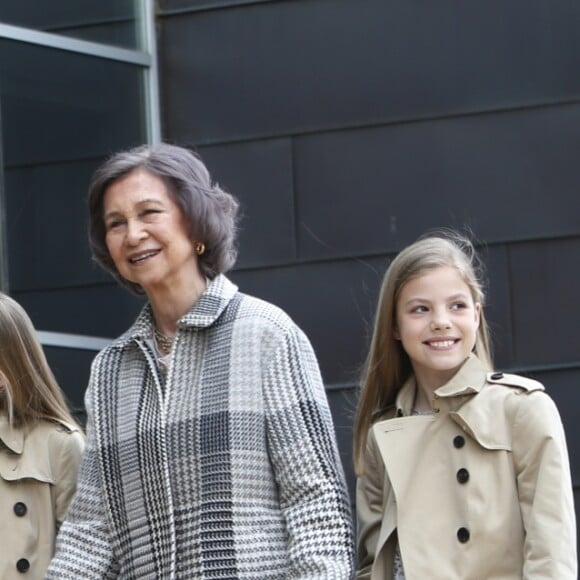 Le roi Felipe VI d'Espagne, la reine Letizia et la reine Sofia, ainsi que la princesse Leonor des Asturies et l'infante Sofia, ont rendu visite au roi Juan Carlos Ier d'Espagne le 8 avril 2018 à l'hôpital La Moraleja dans le nord de Madrid. L'ancien souverain y a été hospitalisé pour le remplacement de la prothèse de son genou droit.