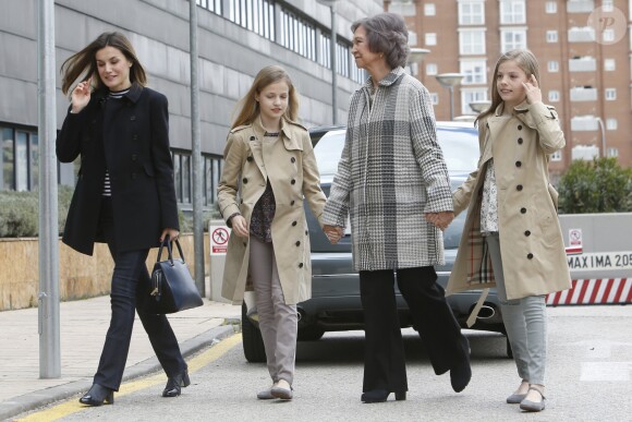 Le roi Felipe VI d'Espagne, la reine Letizia et la reine Sofia, ainsi que la princesse Leonor des Asturies et l'infante Sofia, ont rendu visite au roi Juan Carlos Ier d'Espagne le 8 avril 2018 à l'hôpital La Moraleja dans le nord de Madrid. L'ancien souverain y a été hospitalisé pour le remplacement de la prothèse de son genou droit.