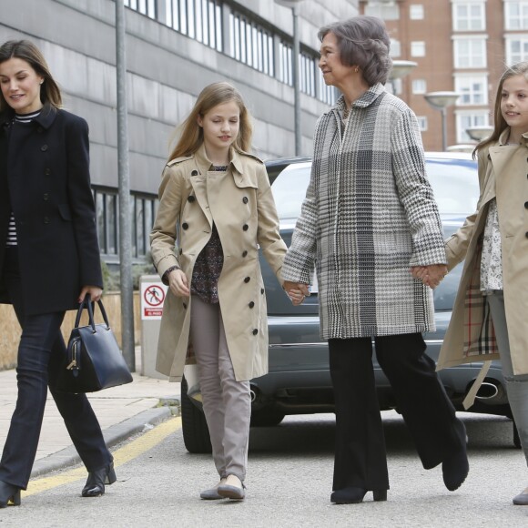 Le roi Felipe VI d'Espagne, la reine Letizia et la reine Sofia, ainsi que la princesse Leonor des Asturies et l'infante Sofia, ont rendu visite au roi Juan Carlos Ier d'Espagne le 8 avril 2018 à l'hôpital La Moraleja dans le nord de Madrid. L'ancien souverain y a été hospitalisé pour le remplacement de la prothèse de son genou droit.