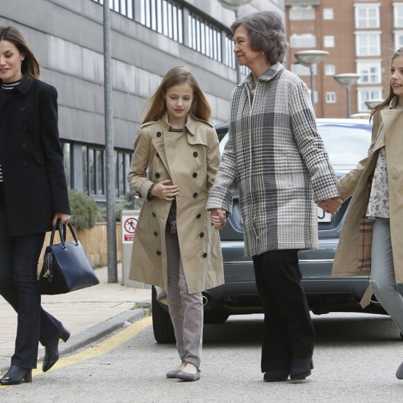 Le roi Felipe VI d'Espagne, la reine Letizia et la reine Sofia, ainsi que la princesse Leonor des Asturies et l'infante Sofia, ont rendu visite au roi Juan Carlos Ier d'Espagne le 8 avril 2018 à l'hôpital La Moraleja dans le nord de Madrid. L'ancien souverain y a été hospitalisé pour le remplacement de la prothèse de son genou droit.