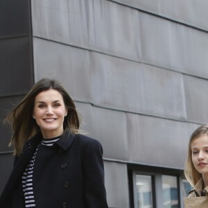 Le roi Felipe VI d'Espagne, la reine Letizia et la reine Sofia, ainsi que la princesse Leonor des Asturies et l'infante Sofia, ont rendu visite au roi Juan Carlos Ier d'Espagne le 8 avril 2018 à l'hôpital La Moraleja dans le nord de Madrid. L'ancien souverain y a été hospitalisé pour le remplacement de la prothèse de son genou droit.