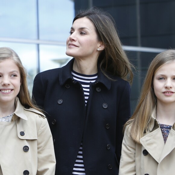 La reine Letizia d'Espagne et ses filles l'infante Sofia et la princesse Leonor des Asturies lors de leur visite au roi Juan Carlos Ier d'Espagne le 8 avril 2018 à l'hôpital La Moraleja dans le nord de Madrid. L'ancien souverain y a été hospitalisé pour le remplacement de la prothèse de son genou droit.