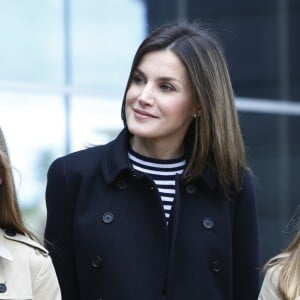 La reine Letizia d'Espagne et ses filles l'infante Sofia et la princesse Leonor des Asturies lors de leur visite au roi Juan Carlos Ier d'Espagne le 8 avril 2018 à l'hôpital La Moraleja dans le nord de Madrid. L'ancien souverain y a été hospitalisé pour le remplacement de la prothèse de son genou droit.