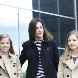 La reine Letizia d'Espagne et ses filles l'infante Sofia et la princesse Leonor des Asturies lors de leur visite au roi Juan Carlos Ier d'Espagne le 8 avril 2018 à l'hôpital La Moraleja dans le nord de Madrid. L'ancien souverain y a été hospitalisé pour le remplacement de la prothèse de son genou droit.