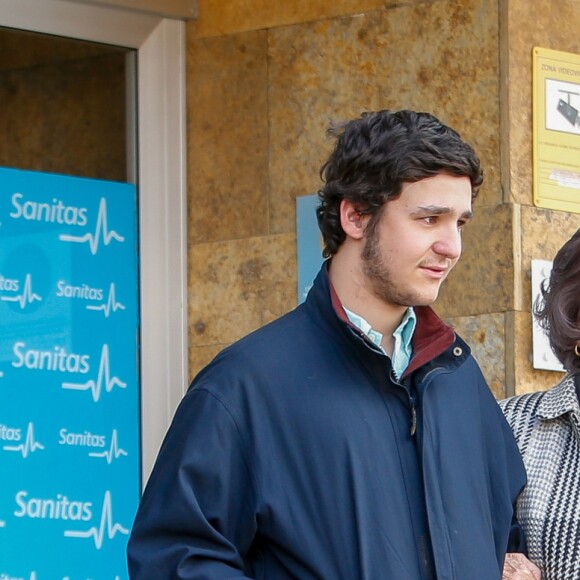 L'infante Elena d'Espagne et ses enfants Felipe et Victoria de Marichalar avec la reine Sofia lors de leur visite au roi Juan Carlos Ier d'Espagne le 8 avril 2018 à l'hôpital La Moraleja dans le nord de Madrid. L'ancien souverain y a été hospitalisé pour le remplacement de la prothèse de son genou droit.