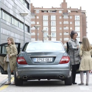 Le roi Felipe VI d'Espagne, la reine Letizia et la reine Sofia, ainsi que la princesse Leonor des Asturies et l'infante Sofia, ont rendu visite au roi Juan Carlos Ier d'Espagne le 8 avril 2018 à l'hôpital La Moraleja dans le nord de Madrid. L'ancien souverain y a été hospitalisé pour le remplacement de la prothèse de son genou droit.