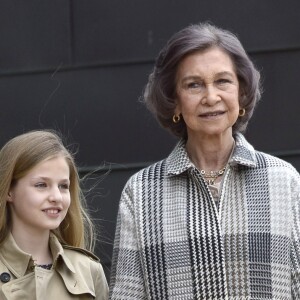 La reine Letizia et la reine Sofia, ainsi que la princesse Leonor des Asturies et l'infante Sofia, ont rendu visite au roi Juan Carlos Ier d'Espagne le 8 avril 2018 à l'hôpital La Moraleja dans le nord de Madrid. L'ancien souverain y a été hospitalisé pour le remplacement de la prothèse de son genou droit.