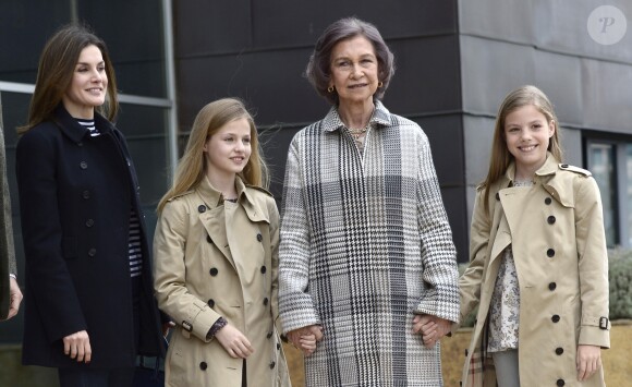 La reine Letizia et la reine Sofia, ainsi que la princesse Leonor des Asturies et l'infante Sofia, ont rendu visite au roi Juan Carlos Ier d'Espagne le 8 avril 2018 à l'hôpital La Moraleja dans le nord de Madrid. L'ancien souverain y a été hospitalisé pour le remplacement de la prothèse de son genou droit.